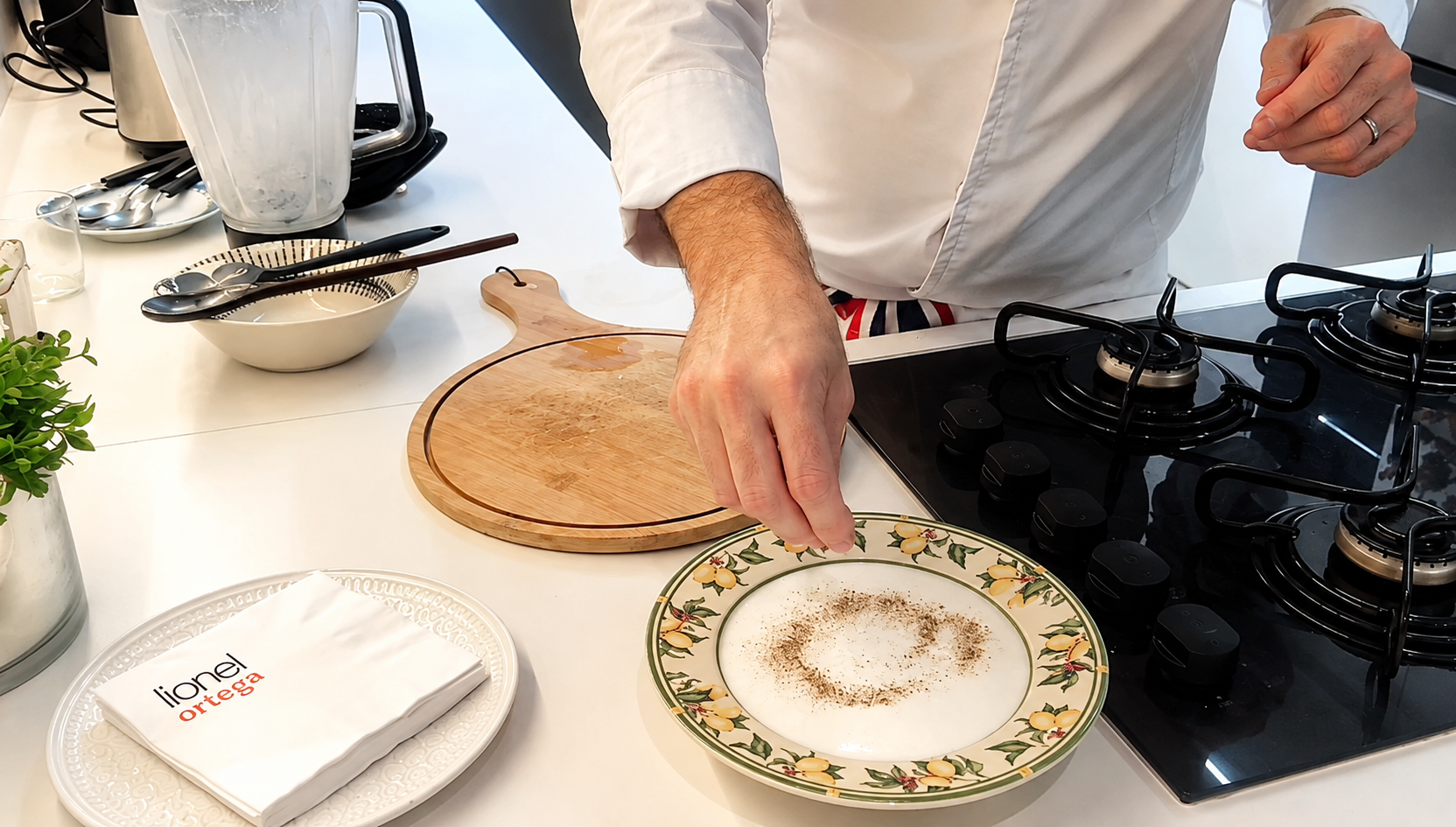 Fotografia real do Chef Lionel Ortega em ação na cozinha.